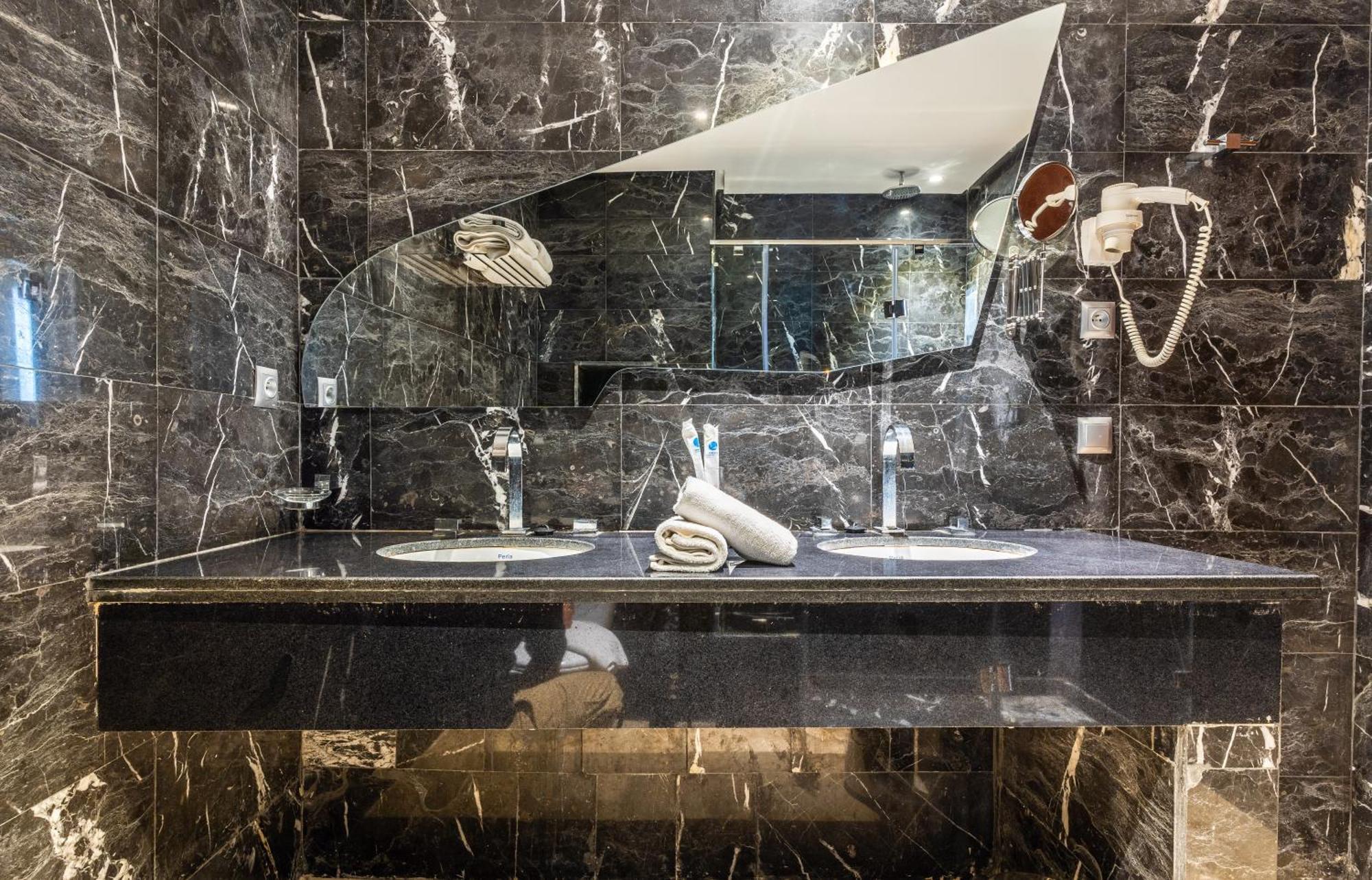 One Hotel คาซาบลังกา ภายนอก รูปภาพ Bathroom in a hotel